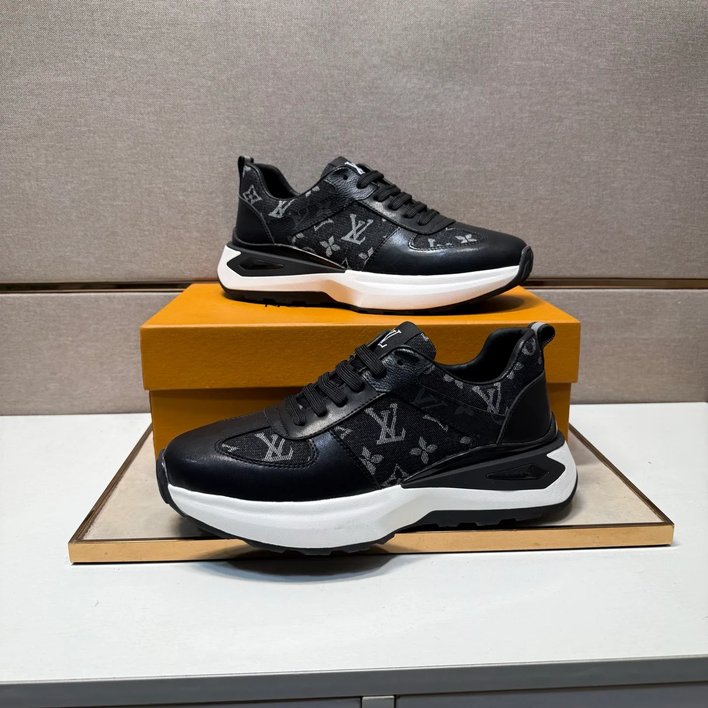 ⬛️Men's shoes 💰p442【LV～】Men's casual shoes 2025z cabinet sales simultaneously 🔶Size: 38-44#️⃣ 🔷2 colors🔜The upper is made of multi-material splicing➕Genuine leather lining, comfortable and breathable, sole: original comfortable and wear-resistant outsole, ⚠️Real shot📱Photographed🎬The real thing is better📢📢📢